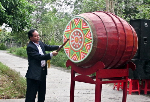 Đ/c Nguyễn Đức Quyền - Phó chủ tịch Thường trực UBND tỉnh đánh trống phát động Tết trồng cây năm 2015